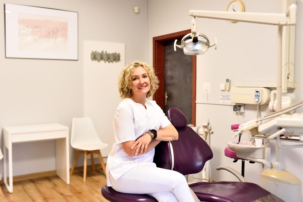 Dentysta Anna Korzuszek-Nowak w gabinecie